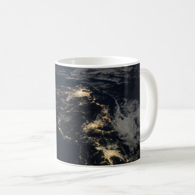 Die Stadt leuchtet nachts in Japan. Kaffeetasse (VorderseiteRechts)