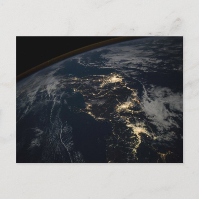 Die Stadt leuchtet nachts in Japan. Postkarte (Vorderseite)