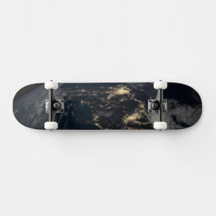 Die Stadt leuchtet nachts in Japan. Skateboard
