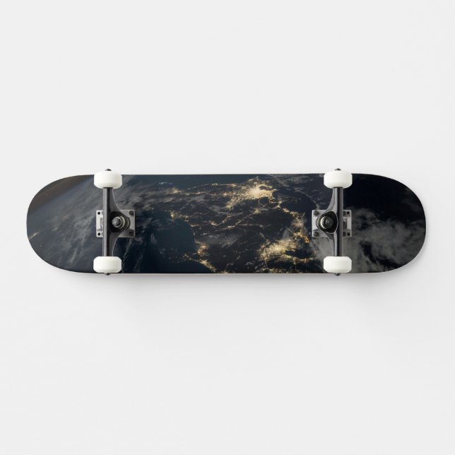 Die Stadt leuchtet nachts in Japan. Skateboard (Horizontal)