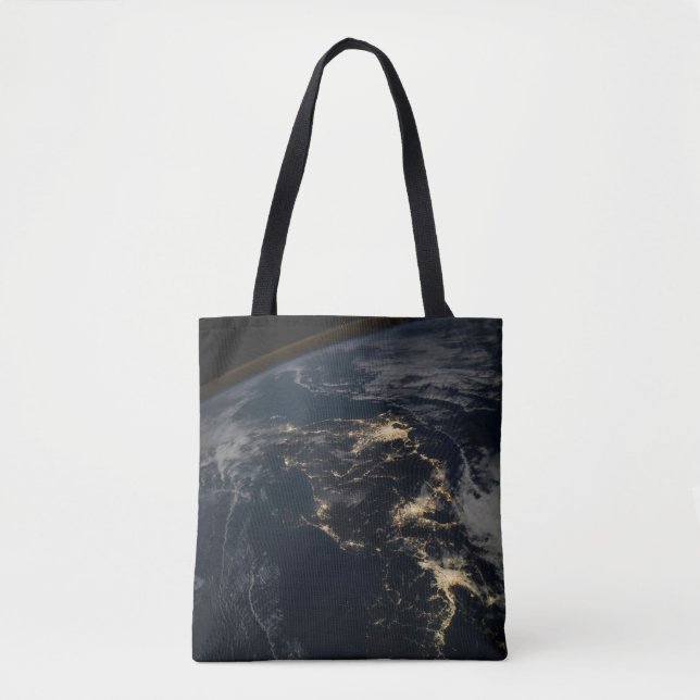 Die Stadt leuchtet nachts in Japan. Tasche (Vorderseite)