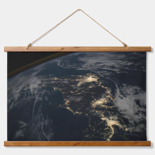 Die Stadt leuchtet nachts in Japan. Wandteppich Mit Holzrahmen