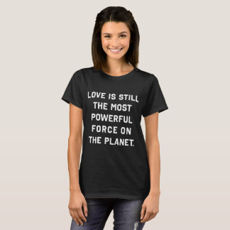 Die stärkste Kraft der Liebe auf dem Planet Shirt