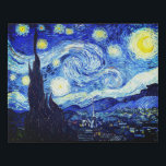 Die Starrnacht von Van Gogh Künstlicher Leinwanddruck<br><div class="desc">Das Ölgemälde des niederländischen Meisters Vincent Van Gogh (1853-1890), wahrscheinlich sein berühmtestes Gemälde, malte Van Gogh 1889 aus dem Gedächtnis die "Starry Night", während er sich in einem Asyl in Frankreich aufhielt, wo er sich auf Depressionen einließ.Die Szene zeigt den Blick aus seinem Schlafzimmerfenster. Im Gemälde befinden sich der Mond,...</div>