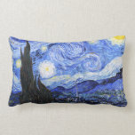 Die Starry Night von Van Gogh Lendenkissen<br><div class="desc">Van Gogh, ein Ölgemälde des niederländischen Meisters Vincent Van Gogh (1853-1890), malte 1889 aus dem Gedächtnis die "Starry Night", während er sich in einem Asyl in Frankreich aufhielt, wo er sich auf Depressionen einließ. Die Szene zeigt den Blick aus seinem Schlafzimmerfenster. In dem Gemälde befinden sich der Mond, die Venus...</div>
