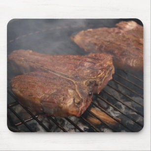 Die Steaks, die Grill grillen, grillt Fleisch Mousepad