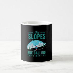 Die Steigungen nennen Skifahrer-SkifahrenSnowboard Kaffeetasse