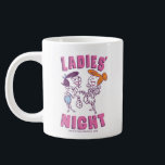 Die Steine | Betty & Wilma - Ladys's Night Jumbo-Tasse<br><div class="desc">Karo mit den besten Freunden Betty Rubble und Wilma Flintstone,  wenn sie sich für die Ladys's Night vorbereiten!</div>