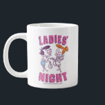 Die Steine | Betty & Wilma - Ladys's Night Jumbo-Tasse<br><div class="desc">Karo mit den besten Freunden Betty Rubble und Wilma Flintstone,  wenn sie sich für die Ladys's Night vorbereiten!</div>