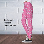 Die Sterne des Sportthemas zeichnen sich durch ein Leggings<br><div class="desc">Diese Leggings sind hellrosa,  mit einem sich wiederholenden Muster in einem silbergrauen. Sporttrophäen und Sterne,  für eine erfolgreiche Kombination.</div>