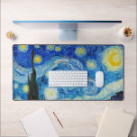 Die Sternennacht | Van Gogh | Schreibtischunterlage<br><div class="desc">Die Starry Night ist ein Ölgemälde des niederländischen postimpressionistischen Malers Vincent van Gogh, der in der Leinwand eine Oase der Ruhe sucht. Es wurde im Juni 1889 erbaut und zeigt den Blick aus dem nach Osten gerichteten Fenster seines Asylzimmers in Saint-Rémy-de-Provence, kurz vor dem Sonnenaufgang, mit dem Zusatz eines imaginären...</div>