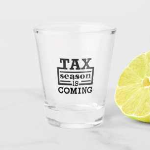 Die Steuersaison kommt Schnapsglas