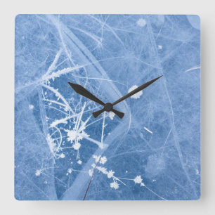 Die stille Blüte: Intrigate Raureifkristalle und Quadratische Wanduhr