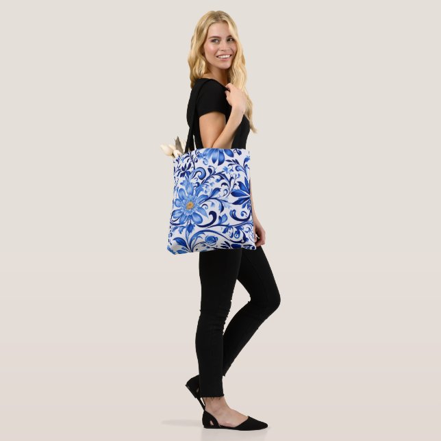 Die Stille der Natur: Tasche mit floraler Eleganz (Am Model)
