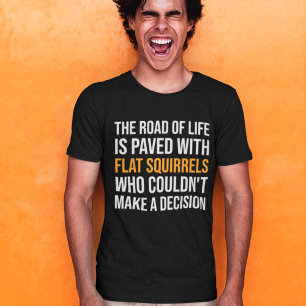 Die Straße des Lebens ist mit Eichhörnchen gepflas T-Shirt