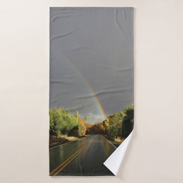 Die Straße unter dem Regenbogen Badehandtuch (Badehandtuch)