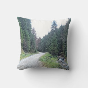 Die Straße zwischen Kiefern - Wilde Natur Rumänien Kissen