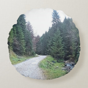 Die Straße zwischen Kiefern - Wilde Natur Rumänien Rundes Kissen