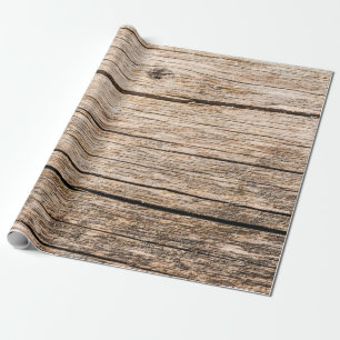 Die Struktur eines alten Holzbügels ohne Rinde mit Geschenkpapier