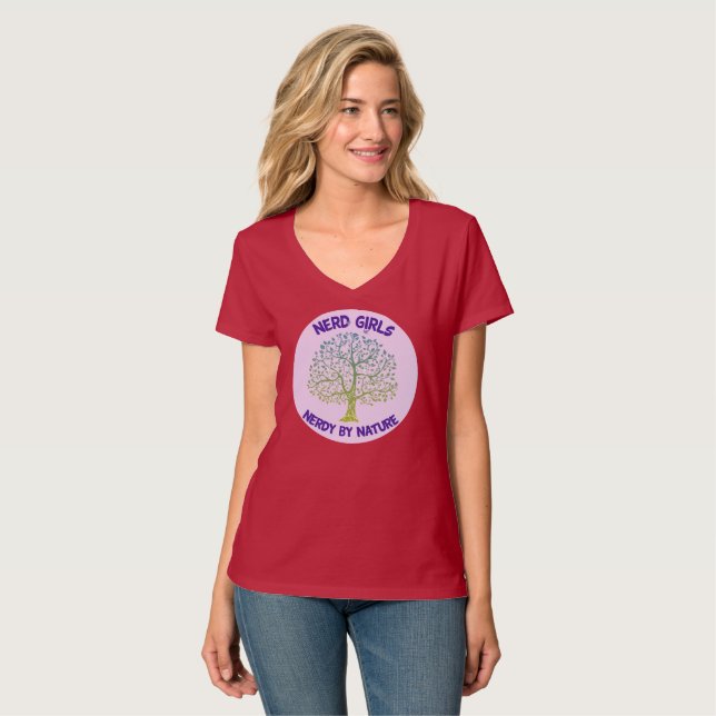 Die T der Frauen mit großem Nerdy von Natur aus T-Shirt (Vorderseite Vollansicht)