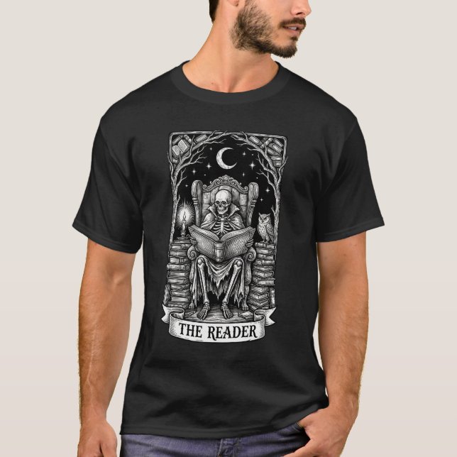 Die Tarotkarte 'The Reader Skeleton' Dark Academia T-Shirt (Vorderseite)