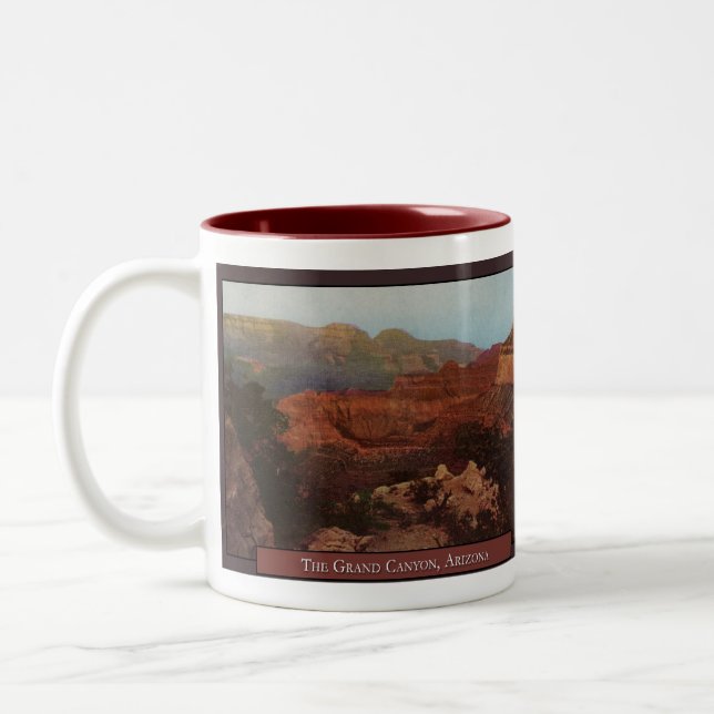 Die Tasse des Grand Canyon-Kaffees (Links)