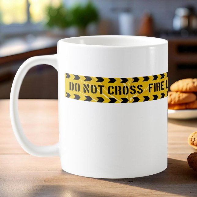 Die Tasse des Kaffees wird durch die Feuerlöschlin (Von Creator hochgeladen)