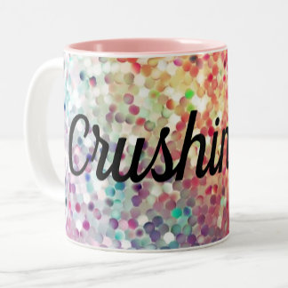 Die Tasse für ihren Kaffee, der sie zerquetscht ha
