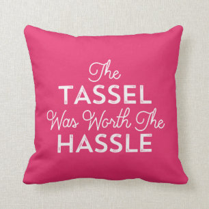 Die Tassel war den schweren Abschluss wert   Rosa Kissen