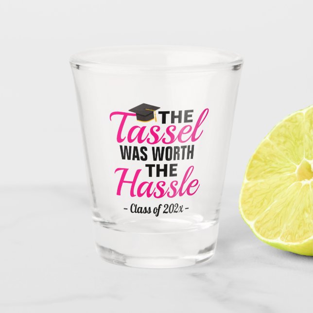 Die Tassel war den schweren Abschluss wert Schnapsglas (Vorderseite)