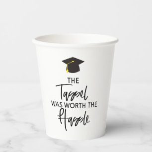 Die Tassel war die mürrische Graduierungspartei we Pappbecher