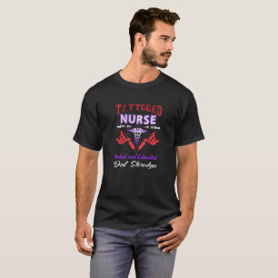 Die tätowierte mit Tinte geschwärzte und erzogen T-Shirt