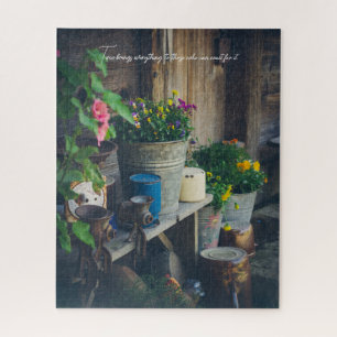 Die Terrasse des Landhauses ist mit lebendigen Sti