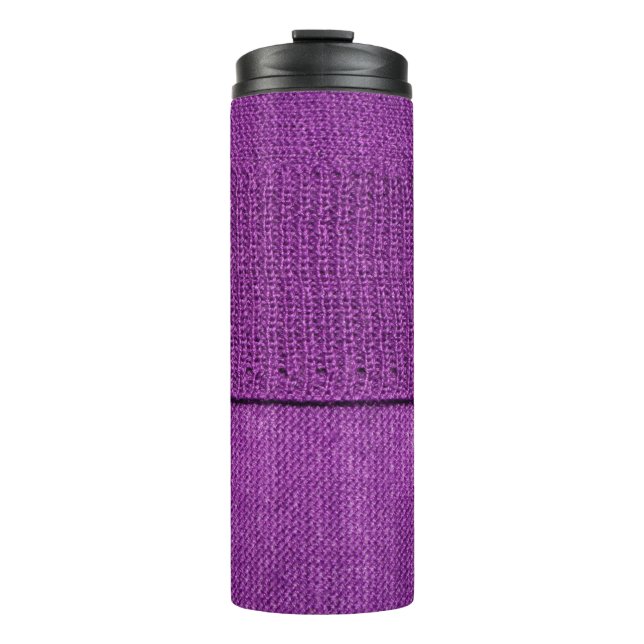 die Textur des Strickstoffes, ein schlichtes lila  Thermosbecher (Vorderseite)