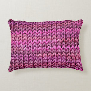 die Textur des Strickstoffes mit gestreiftem Unter Dekokissen