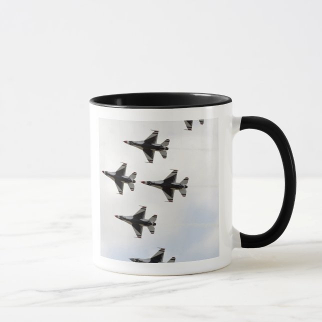 Die Thunderbirds bilden eine 6-Schiff Delta-Format Tasse (Rechts)