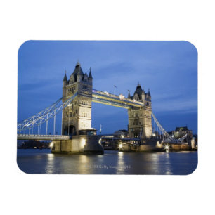 Die Tower Bridge in der Dämmerung Magnet
