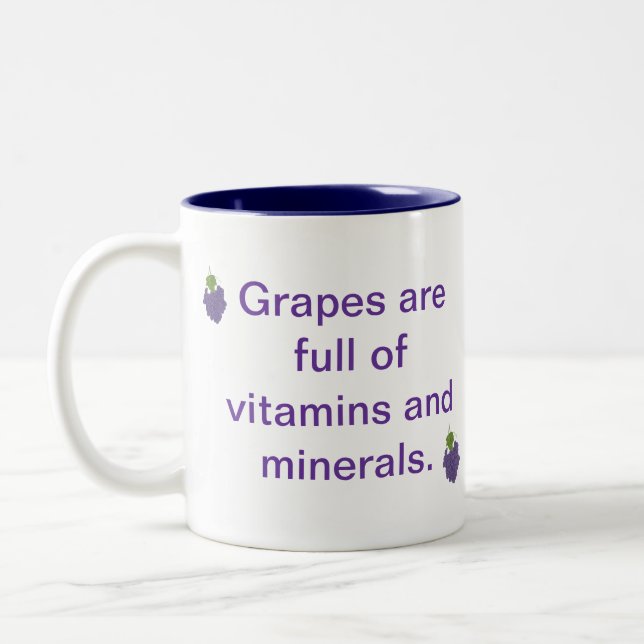 Die Trauben sind voll von Vitaminen und Mineralsto Zweifarbige Tasse (Links)