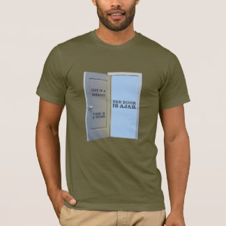 Die Tür ist einen Spalt offen T-Shirt
