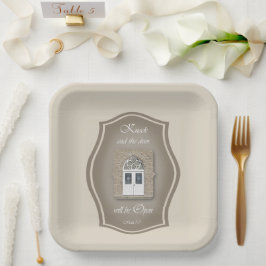 Die Tür wird geöffnet, und die Papiertafel wird ge Pappteller