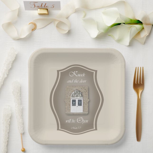 Die Tür wird geöffnet, und die Papiertafel wird ge Pappteller (Hochzeit)