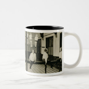 Die Turnhalle, London-Mittelschule für Mädchen, Zweifarbige Tasse