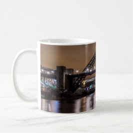 Die Tyne-Brücke in der Nacht Kaffeetasse