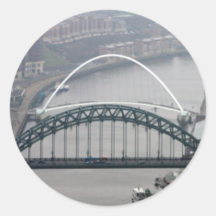 Die Tyne-Brücke und die Millennium-Brücke Runder Aufkleber