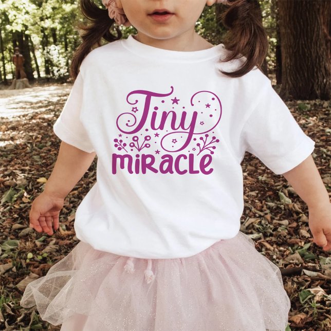 Die Typografie "Tiny Miracle" - ein Schachspiel de Baby T-shirt (Von Creator hochgeladen)