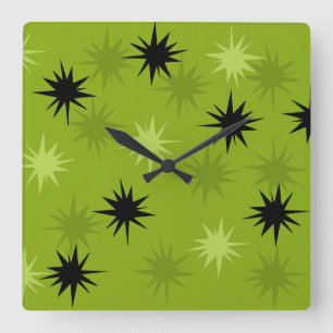 Die Uhr an der Wand der grünen Sternexplosionen