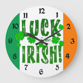 Die Uhr der grünen irischen Kleeblätter in Irland