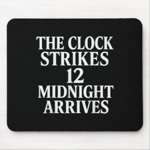 Die Uhr schlägt 12 Mitternacht kommt Meme _2 Mousepad