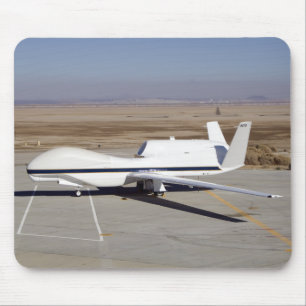 Die unbemannten Flugzeuge des globalen Falken Mousepad