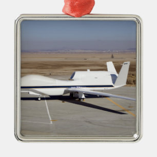 Die unbemannten Flugzeuge des globalen Falken Silbernes Ornament